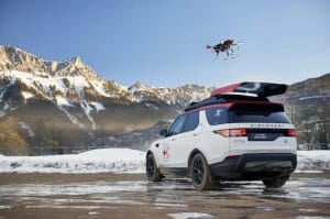走行中でもドローン発着可能なランドローバー登場　オーストリア赤十字が運用
