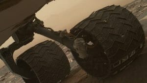 火星探査車「キュリオシティ」 ホイールに損傷発見　任務には影響なし