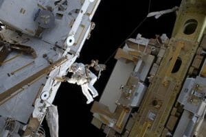 ISSで船外活動実施　民間宇宙船の新型ドッキング機構準備