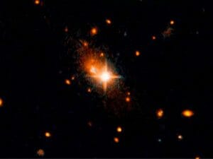 巨大ブラックホールが銀河中心から移動　重力波にはじかれた結果か