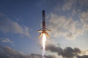 スペースX、再利用ロケットでコスト半分以下に削減　「ファルコン9」打ち上げで