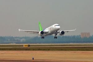 中国ジェット機「C919」 上海にて初飛行に成功