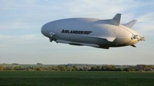 世界最大のハイブリッド飛行船「Airlander 10」 再び空を飛ぶ