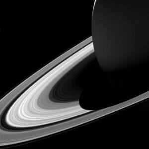 土星の影が環に落ちる感動の画像　カッシーニ撮影