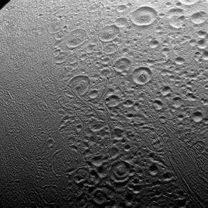 土星衛星「エンケラドゥス」のボコボコな北極付近　カッシーニが接写