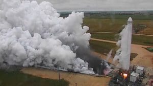 スペースX、「ファルコンヘビー」サイドブースターの点火テスト実施