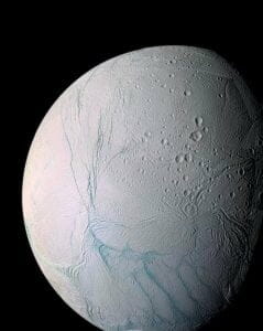 土星衛星「エンケラドゥス」、小惑星衝突で回転していた？
