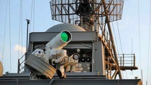 ドローンを撃墜できるレーザー兵器「LaWS」、米揚陸艦ポンスに実戦配備