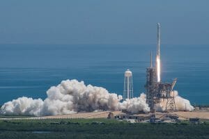 スペースX、「ファルコン9」ロケット打ち上げ成功　スパコン搭載しISSへ