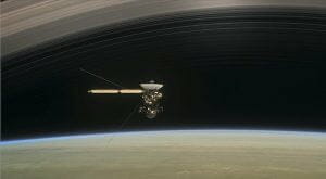 土星探査機カッシーニ、土星突入への最後のミッション開始　衛星「タイタン」接近も