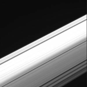 土星の環を内側から通過し観測した動画　探査機「カッシーニ」より
