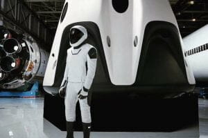 スペースX、「宇宙服」の全身画像を初公開　宇宙船内で利用
