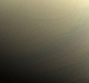 土星に飛び込むカッシーニ、ぼんやりとした昼と夜の境目を撮影