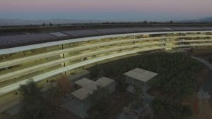 夕日に沈む、イベント開催を終えたアップル本社をドローン空撮