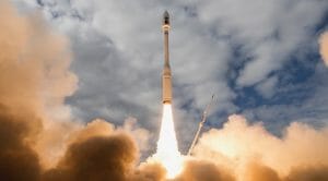 オービタルATK、「ミノタウロスC」ロケット打ち上げ成功 衛星10基投入