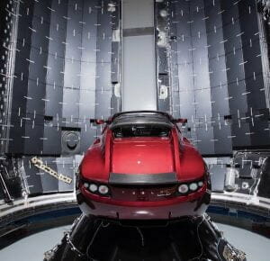 イーロン・マスク、ロケットで火星投入するテスラ・ロードスターを初公開　ファルコン・ヘビーに搭載