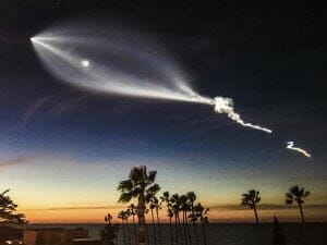 スペースX、LAの空に「ファルコン9」ロケットで不思議な模様を描き出す