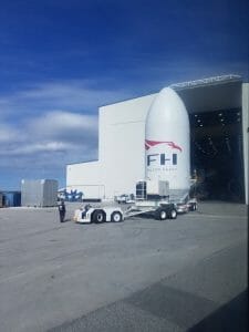 スペースX「ファルコン・ヘビー」、搭載前のペイロードフェアリングが目撃される