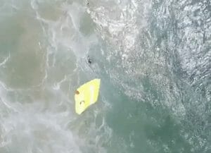 ドローン、オーストラリア沿岸で2人を救出　遠隔操作で浮きを投下