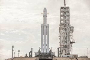 スペースX「ファルコン・ヘビー」FAAのライセンス取得 2月6日の打ち上げへ前進