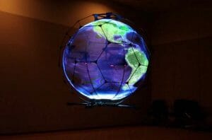 ドコモ、世界初の高解像度版浮遊球体ドローンを開発