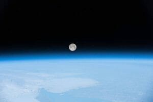 ニューファンドランド上空に昇る月