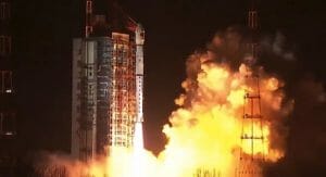 中国、月中継衛星「鵲橋」打ち上げ実施　裏側探査目指す