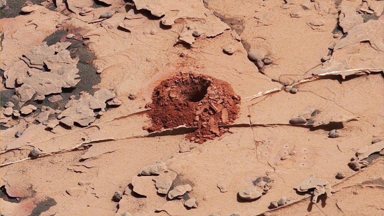 火星の大地に掘られた「小さな穴」の正体