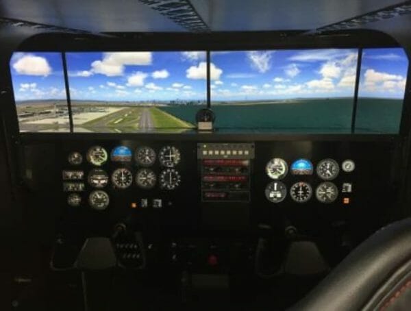 6軸モーション搭載のタマディック製フライトシミュレーター、工学院大学に納品