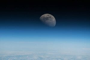 国際宇宙ステーションから撮影した「地球と月」