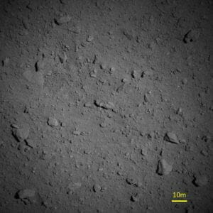 はやぶさ2、リュウグウを高度わずか1kmから撮影