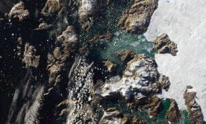 夏のグリーンランド沖に広がる氷山