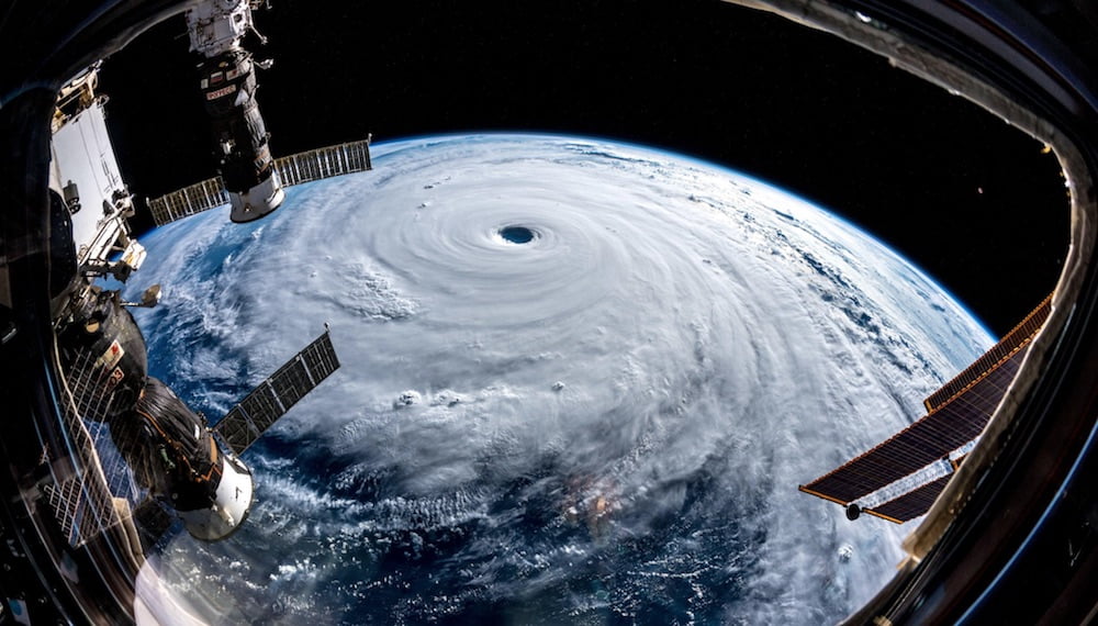 地球の栓を抜いた?宇宙飛行士が見た台風24号