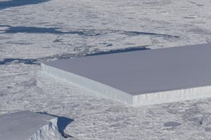 南極で発見された長方形の様な氷山。でも期待より歪な形