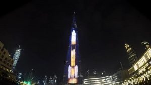 夜のドバイに巨大H-IIAロケット現る！世界最大ビルで祝福