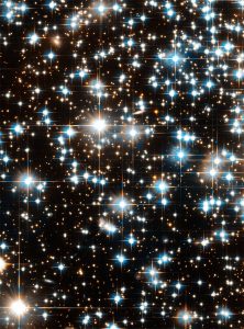 散りばめられた美しい青と赤。球状星団「NGC 6397」