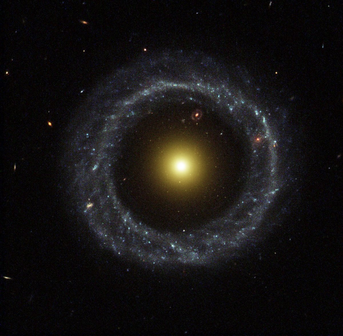 【▲特異銀河「ホーグの天体（Hoag's Object）」（Credit: NASA/ESA and The Hubble Heritage Team (STScI/AURA)）】