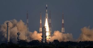 インド「GSLV」ロケット打ち上げ成功　通信衛星「GSAT-7A」投入