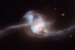 銀河を食し、融合の最終段階に達した「NGC 2623」