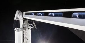 「クルー・ドラゴン」搭載スペースXロケット直立。搭乗設備も接続