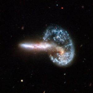 銀河の融合が作り出した奇妙な天体
