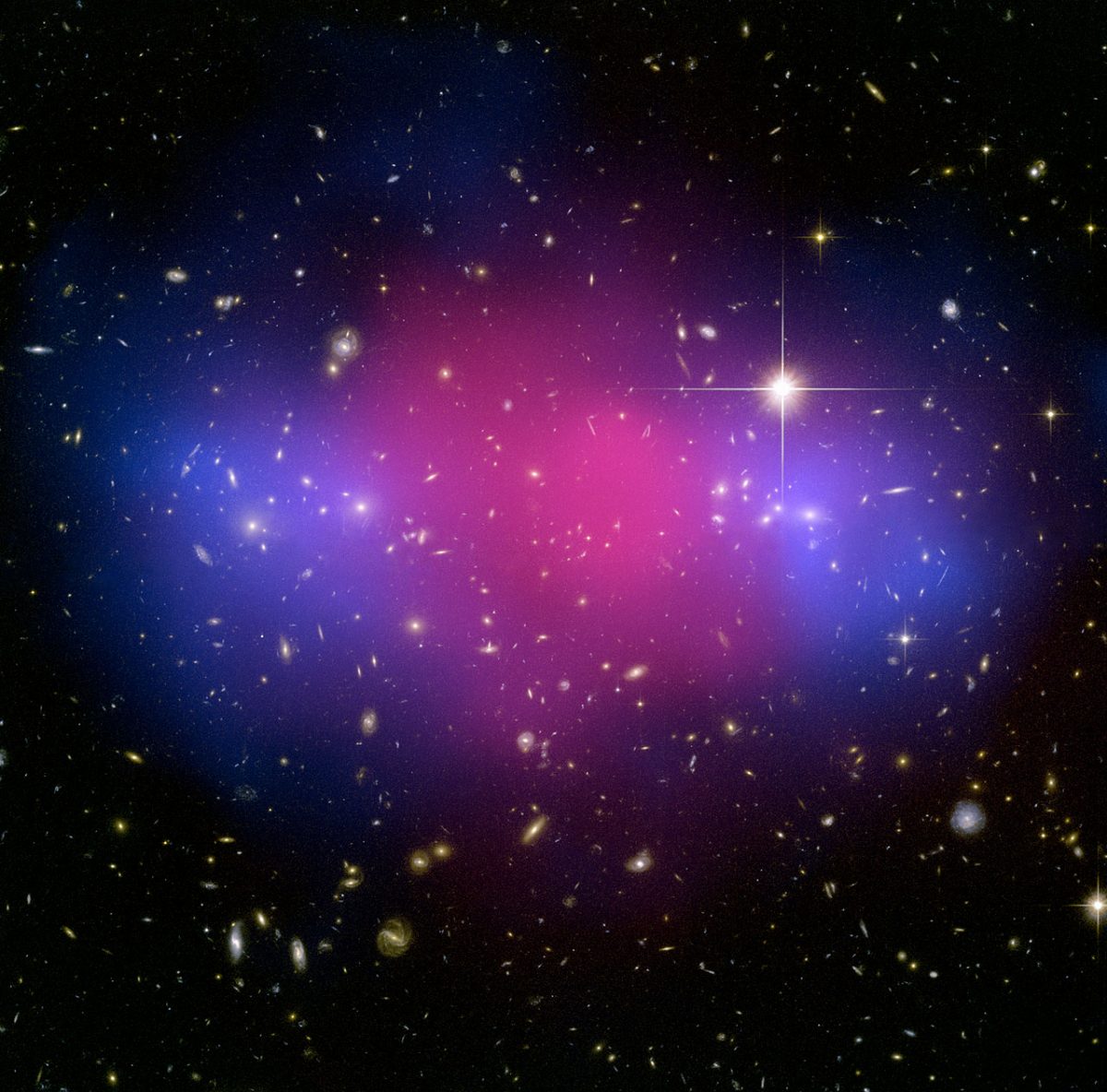 くじら座にある銀河団「MACSJ0025」。青紫色の部分が「暗黒物質（ダークマター）」の存在を示している（Credit: NASA, ESA, CXC, M. Bradac (University of California, Santa Barbara, USA), and S. Allen (Stanford University, USA).）