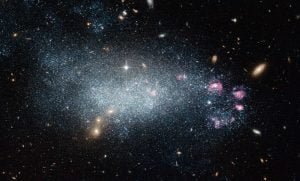 若い星に包まれた年齢詐称の矮小銀河