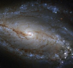 南天の星座の超大質量ブラックホールからなる銀河