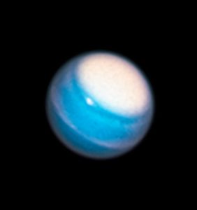 ポップなキャンディーみたい。巨大な雲を纏った天王星