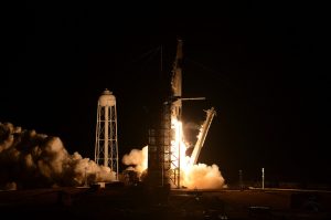 スペースX「クルー・ドラゴン」無人打ち上げ成功　米有人宇宙飛行復帰に道筋