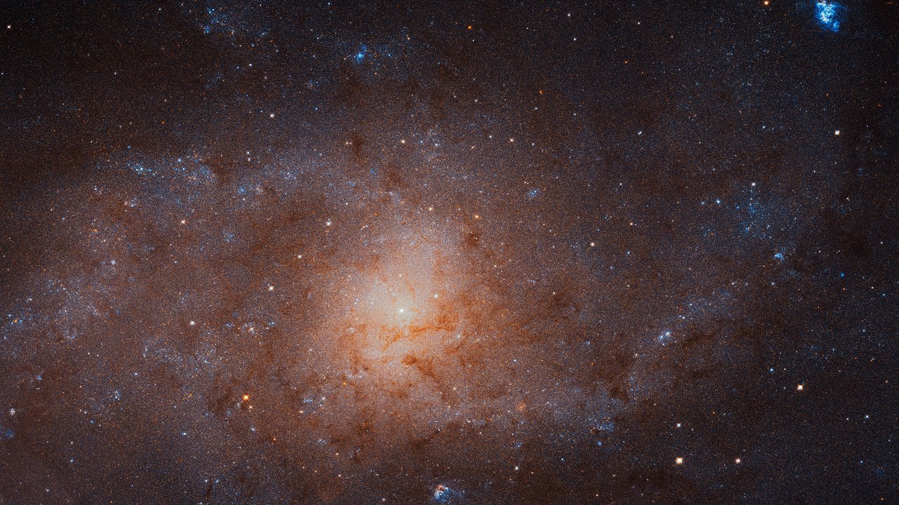 画像1枚で1 6gb ハッブル公開画像で2番目に巨大な さんかく座銀河