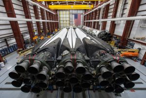 スペースX、ファルコン・ヘビーの初商業打ち上げを実施へ