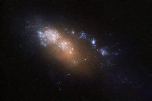矮小銀河の渦巻銀河で星形成活動の激しい”スターバースト銀河”でもある小さな天体