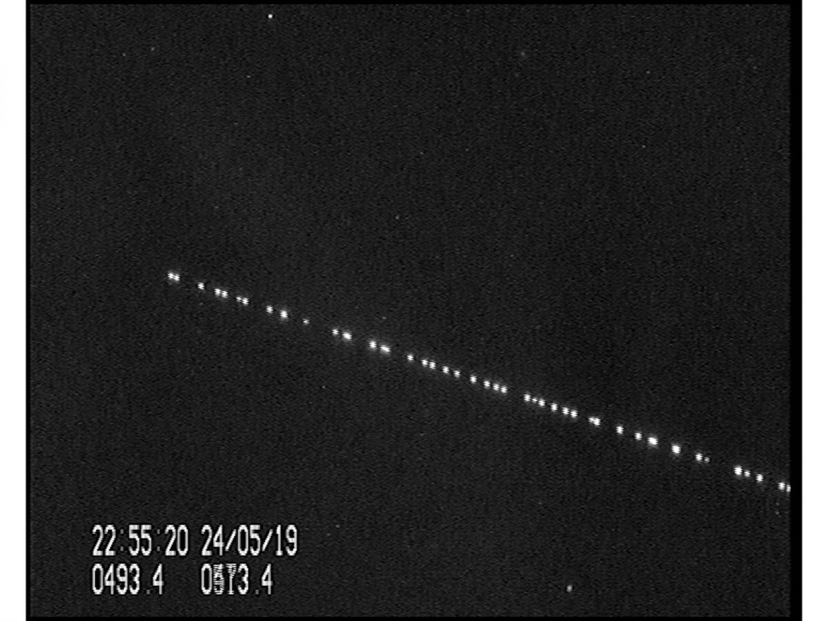 夜空横切るスペースXのスターリンク衛星、地上から撮影される